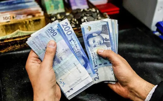تنامي “الكاش” يفاقم عجز السيولة.. الأبناك المغربية بحاجة 128,9 مليار درهم مع نهاية 2025