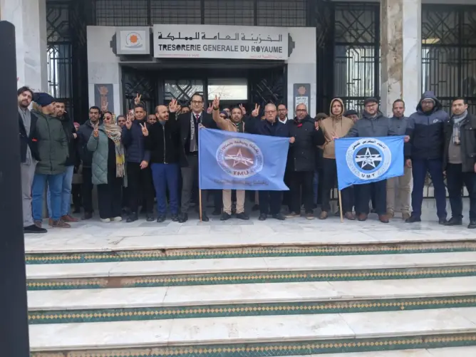 موظفو المالية بالحاجب يتظاهرون ضد تنزيل قانون جبايات الجماعات