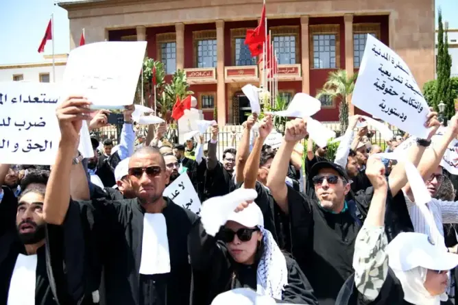 محامون يستنجدون بمجلس حقوق الانسان ووسيط المملكة لوقف “انزلاق تشريعي” يهدد مهنة الدفاع