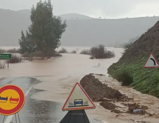 تحذيرات من اضطرابات بمحاور طرقية إثر تزامن بداية العطلة مع سوء الأحوال الجوية