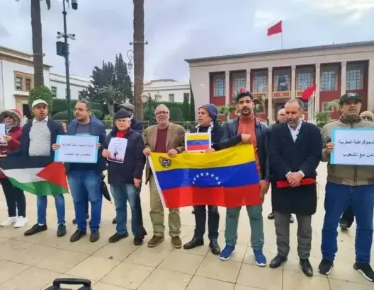 نشطاء مغاربة يتظاهرون أمام البرلمان تضامنا مع فنزويلا ويطالبون بالإفراج عن مادورو