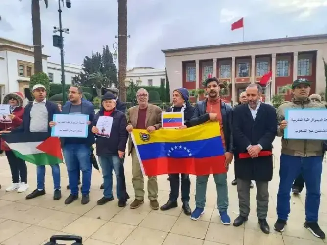 نشطاء مغاربة يتظاهرون أمام البرلمان تضامنا مع فنزويلا ويطالبون بالإفراج عن مادورو