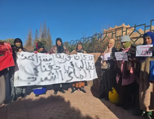 العطش والعزلة يدفعان ساكنة “أمينتراخت” للاحتجاج أمام عمالة ورزازات (صور)