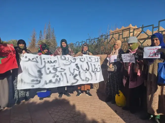 العطش والعزلة يدفعان ساكنة “أمينتراخت” للاحتجاج أمام عمالة ورزازات (صور)