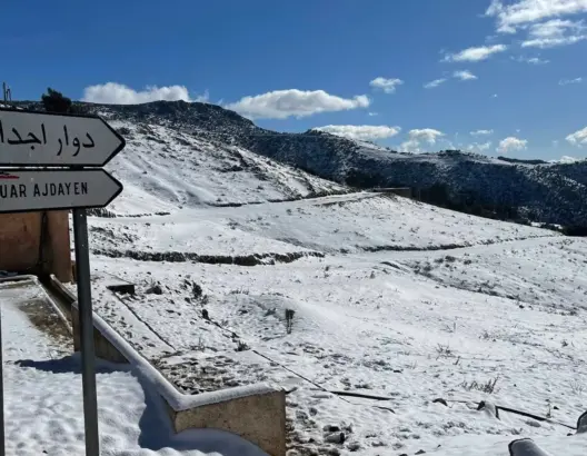 جبال بني يزناسن تكتسي حلة بيضاء.. والفلاحون يستبشرون بموسم واعد