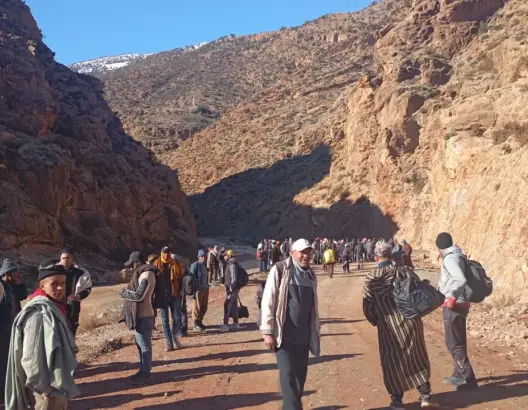 العزلة ونفاد المؤن يدفعان سكان “أنركي” للاحتجاج مشيا على الأقدام نو عمالة أزيلال