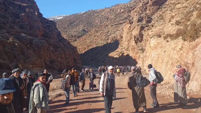 العزلة ونفاد المؤن يدفعان سكان “أنركي” للاحتجاج مشيا على الأقدام نو عمالة أزيلال