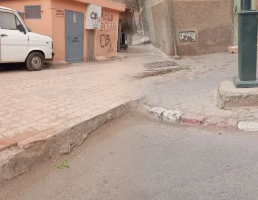 سياسة “الواجهة” تترك أزقة حي “ديور الشهداء” غارقة في الحفر والتهميش