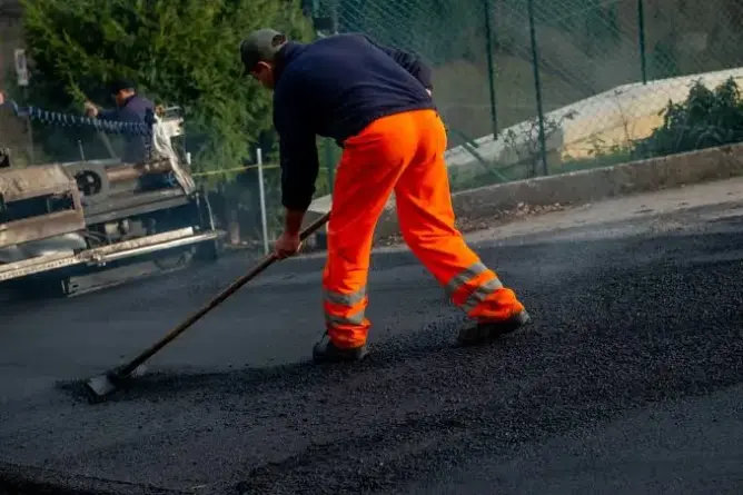 “هروب” شركة صيانة الطرق يعمق هشاشة طرق مقاطعة سيدي مومن بعد الأمطار الأخيرة