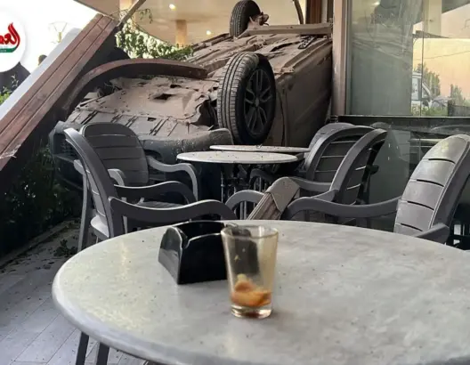 سائق جرافة بالجديدة يصدم سيارات ويحطم واجهة مقهى