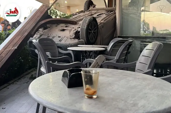 سائق جرافة بالجديدة يصدم سيارات ويحطم واجهة مقهى