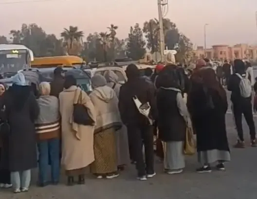 شهدت مدينة تامنصورت، صباح اليوم الاثنين 12 يناير الجاري، تصعيدا في احتجاجات سكانها إزاء أزمة النقل العمومي المتفاقمة، حيث أقدم عدد من المواطنين الغاضبين على قطع الطريق الوطنية رقم 7 الرابطة بين المدينة ومراكش على مستوى مركز قطارة بجماعة المنابهة.