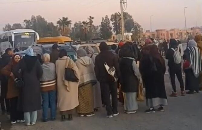 شهدت مدينة تامنصورت، صباح اليوم الاثنين 12 يناير الجاري، تصعيدا في احتجاجات سكانها إزاء أزمة النقل العمومي المتفاقمة، حيث أقدم عدد من المواطنين الغاضبين على قطع الطريق الوطنية رقم 7 الرابطة بين المدينة ومراكش على مستوى مركز قطارة بجماعة المنابهة.