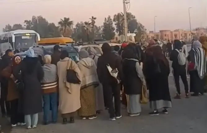 شهدت مدينة تامنصورت، صباح اليوم الاثنين 12 يناير الجاري، تصعيدا في احتجاجات سكانها إزاء أزمة النقل العمومي المتفاقمة، حيث أقدم عدد من المواطنين الغاضبين على قطع الطريق الوطنية رقم 7 الرابطة بين المدينة ومراكش على مستوى مركز قطارة بجماعة المنابهة.