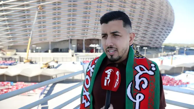 صانع محتوى تشجيع الأسود يسبق التوثيق والتصوير