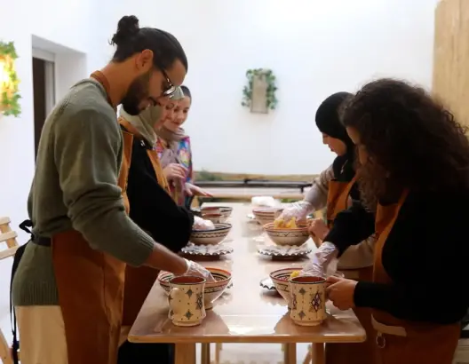بمناسبة “الكان”.. شابة مغربية تختار تعليم الطبخ المغربي للجالية احتفاءا بالعرس الكروي