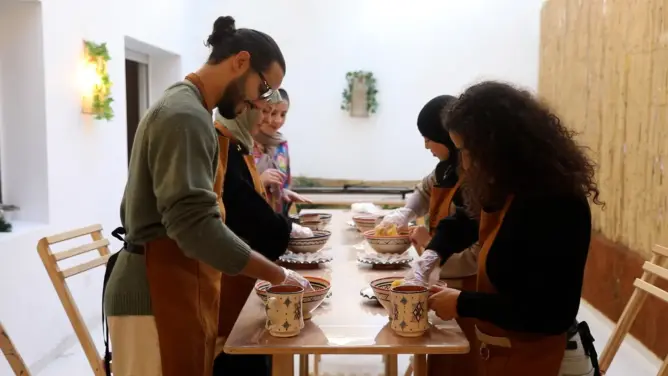 بمناسبة “الكان”.. شابة مغربية تختار تعليم الطبخ المغربي للجالية احتفاءا بالعرس الكروي