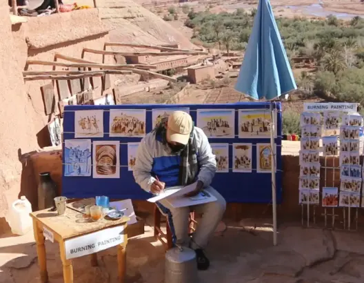 شباب مبدعون في “قصر أيت بنحدو” يطوعون الشمس والشاي لرسم ذاكرة ورزازات (فيديو)