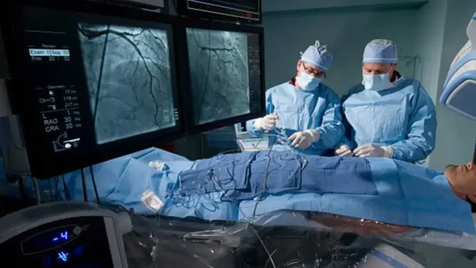 لأول مرة في تاريخ الطب البشري.. إجراء عملية جراحية للشريان التاجي دون فتح الصدر