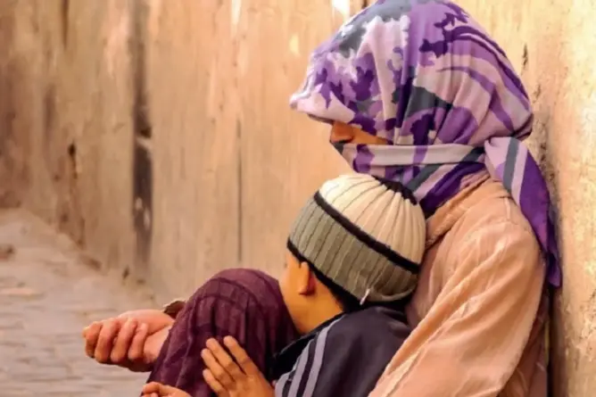 شوارع وجدة تحت رحمة “مافيات التسول”: الرضع وسيلة لاستدرار العطف ومطالب لتشديد العقوبات