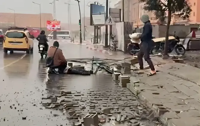 سقوط حائط بورشة بناء في مراكش يُرسل أحد المارة إلى المستعجلات