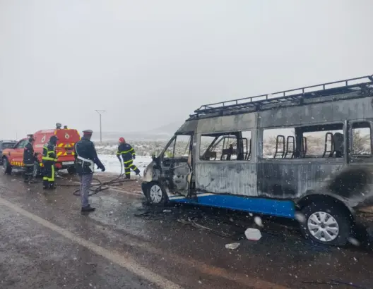 النيران تلتهم حافلة فريق رياضي نواحي ورزازات.. والركاب ينجون بأعجوبة