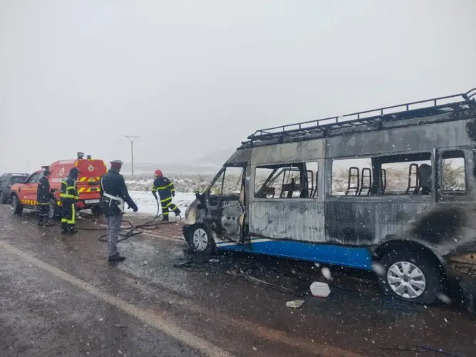 النيران تلتهم حافلة فريق رياضي نواحي ورزازات.. والركاب ينجون بأعجوبة