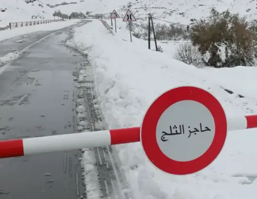 الثلوج تشل محاور طرقية بجهة درعة وتغلق طرقا وطنية وجهوية