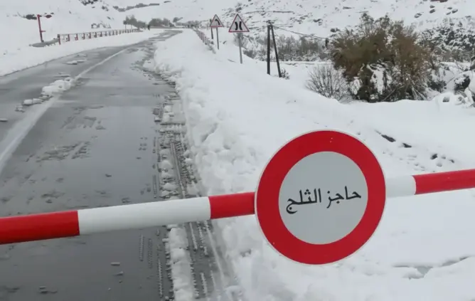 الثلوج تشل محاور طرقية بجهة درعة وتغلق طرقا وطنية وجهوية