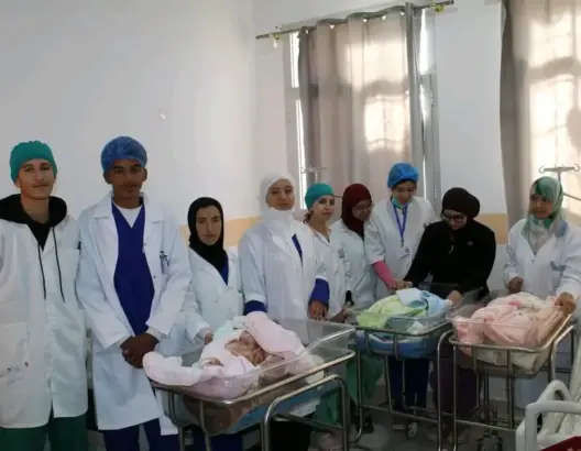 وسط موجة الصقيع.. مستشفى ورزازات يشهد ولادة نادرة لثلاثة توائم (صور)