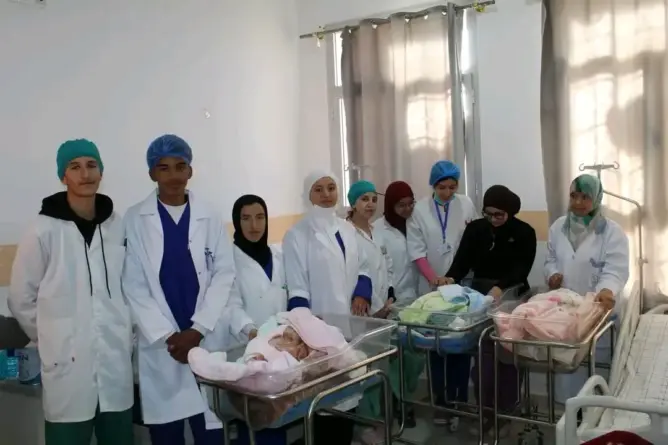 وسط موجة الصقيع.. مستشفى ورزازات يشهد ولادة نادرة لثلاثة توائم (صور)