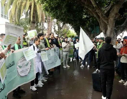 ممرضو وتقنيو الصحة يتظاهرون بالرباط ويتهمون الوزارة بالمماطلة في تنفيذ الاتفاقيات (فيديو)