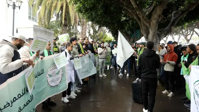 ممرضو وتقنيو الصحة يتظاهرون بالرباط ويتهمون الوزارة بالمماطلة في تنفيذ الاتفاقيات (فيديو)