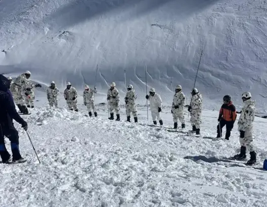 هكذا قاد جنود “رماة الأطلس” عمليات انتشال جثث الانهيار الثلجي بجبل توبقال (صور)