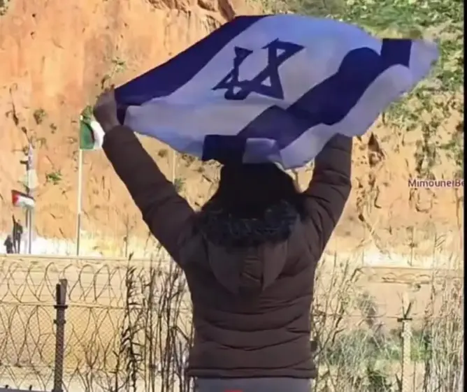 استنكار واسع لرفع علم إسرائيل بالحدود المغربية الجزائرية
