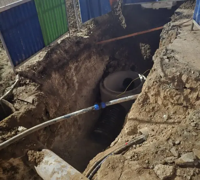 عطب تقني خلال أشغال حفر يحرم إقامة سكنية بشارع علال الفاسي بمراكش من الماء ليوم كامل