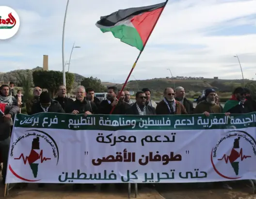 “غضب في المنطقة الحدودية.. مغاربة يندودن برفع العلم الإسرائيلي