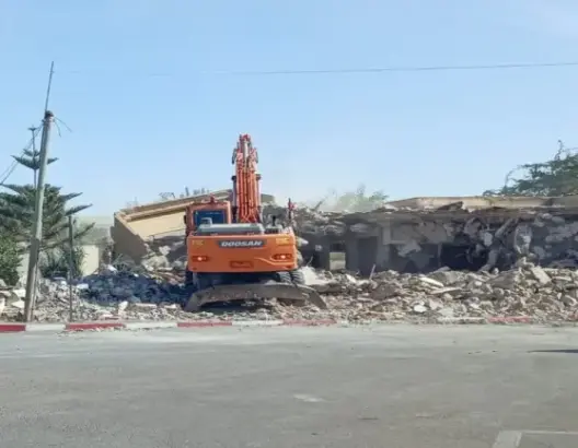 السلطات تهدم “فيلا” مسؤول سابق بالعيون وتحرر العقار لمشروع عمومي