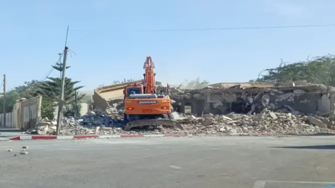 السلطات تهدم “فيلا” مسؤول سابق بالعيون وتحرر العقار لمشروع عمومي