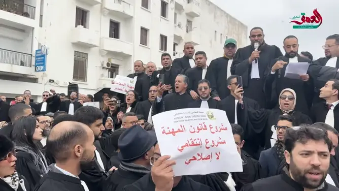 غليان في صفوف المحامين.. وقفة حاشدة بالرباط تندد بـ”خيانة الحوار” وتتوعد وهبي بالتصعيد (فيديو)