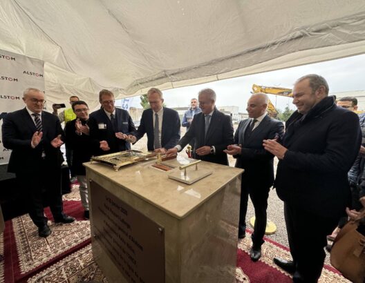 تم بمدينة فاس، اليوم الأربعاء، وضع حجر الأساس لتوسعة جديدة بموقع شركة "ألستوم" (Alstom) العالمية، مخصصة لنشاط "منصات قيادة القاطرات"، في خطوة تعكس الثقة المتجددة في الكفاءات المغربية والبيئة الاستثمارية للمملكة.