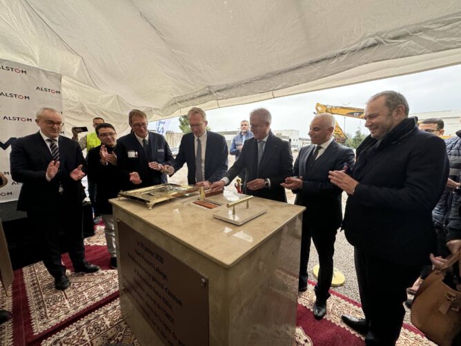 تم بمدينة فاس، اليوم الأربعاء، وضع حجر الأساس لتوسعة جديدة بموقع شركة "ألستوم" (Alstom) العالمية، مخصصة لنشاط "منصات قيادة القاطرات"، في خطوة تعكس الثقة المتجددة في الكفاءات المغربية والبيئة الاستثمارية للمملكة.