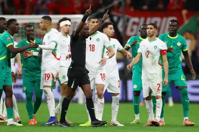 إيقاف مدرب السنغال وغرامات مالية ورفض احتجاج جامعة الكرة.. “الكاف” يصدر عقوباته بعد أحداث نهائي “الكان”