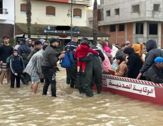 مياه اللوكوس تواصل محاصرة القصر الكبير.. خيام الجيش واجتماع حكومي لإنقاذ المدينة (فيديوهات)