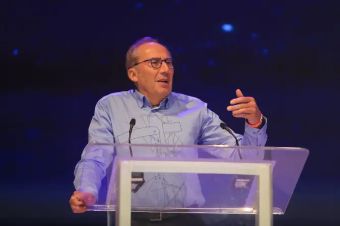 رايموند هاك ينتقد عقوبات الكاف ويؤكد: “التساهل التأديبي يضر بصورة الكرة الإفريقية”