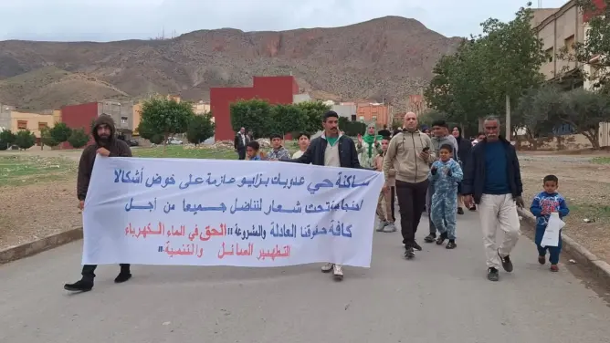 سكان حي عدويات بزايو يحتجون للمطالبة بالماء والكهرباء والتنمية