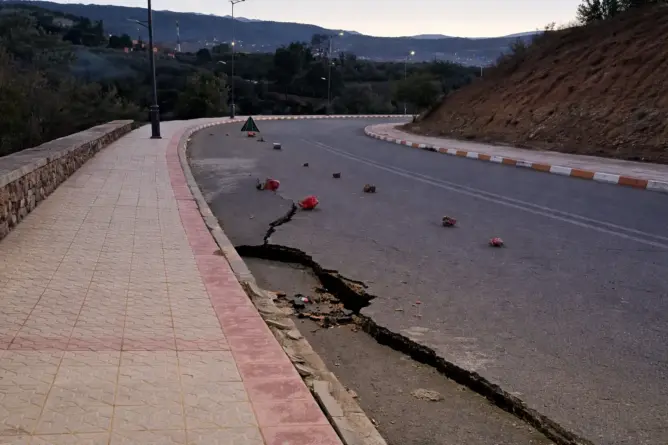 فضيحة البنية التحتية بأزيلال.. أمطار الخير تعري هشاشة طريق التهمت أزيد من 8 ملايين درهم