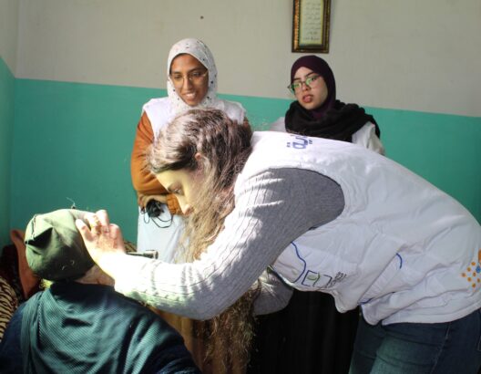 طاقم صحي يتدخل ميدانيا لتقديم الرعاية الصحية لسيدة مسنة نواحي ورزازات