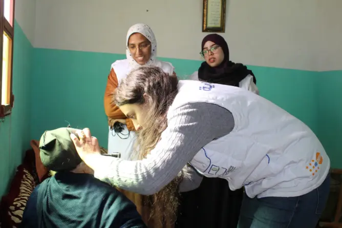 طاقم صحي يتدخل ميدانيا لتقديم الرعاية الصحية لسيدة مسنة نواحي ورزازات