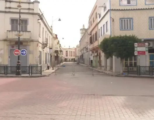 شوارع فارغة وأحياء مهجورة.. السلطات تتجنب “الكارثة” بإخلاء وقائي شامل لمدينة القصر الكبير